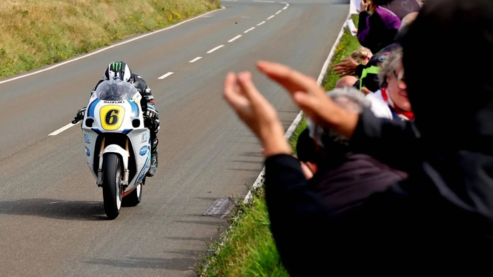 Michael Dunlop en course au Classic TT. Crédit : Île de Man TT.