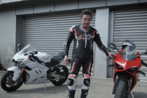 Richard Hammond stupéfait par une moto de sport chinoise après la confrontation avec la Ducati Panigale V2