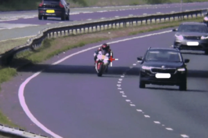 Un motocycliste surpris en train d'excès de vitesse à 250 km/h sur une autoroute à Cornwall