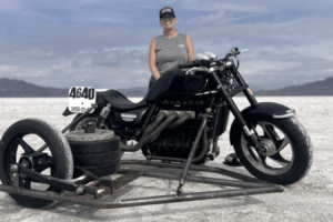 Liane Langlois établit un record de vitesse terrestre de 146,349 mph avec le side-car Triumph Rocket III