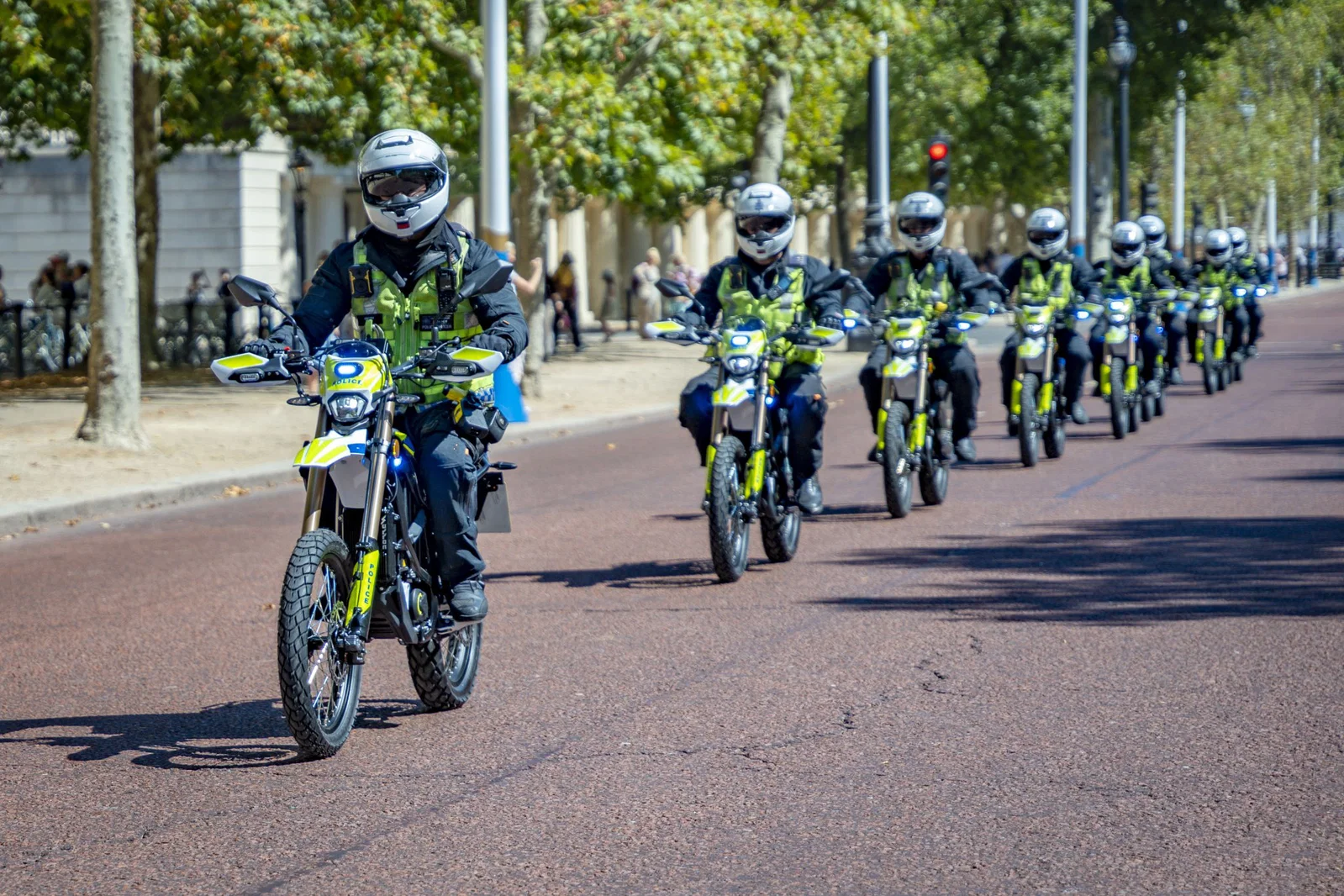 Officiers conduisant leurs motos Sur-Ron à Londres. Crédit : Rencontré la police.