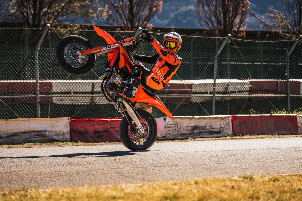 La nouvelle KTM 450 SMR tire un wheelie.