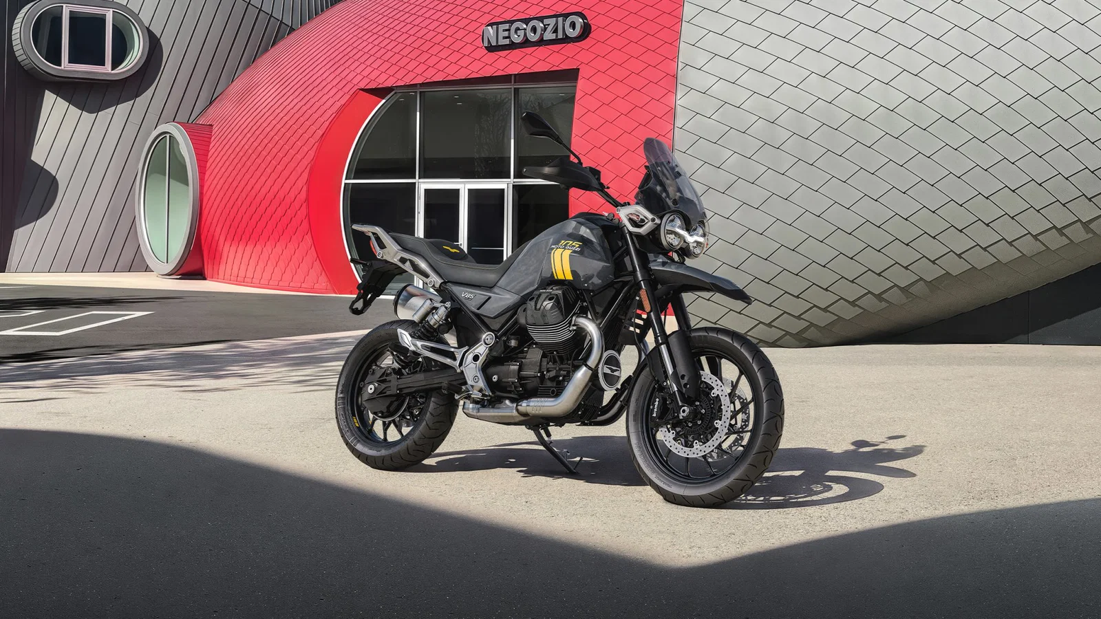 La Moto Guzzi V85 Strada 105e anniversaire