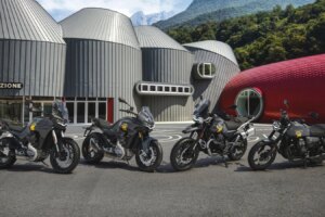 Moto Guzzi célèbre son 105e anniversaire avec une gamme en édition spéciale couvrant le Stelvio, le V100 Mandello, le V85 Strada et le V7 Stone.