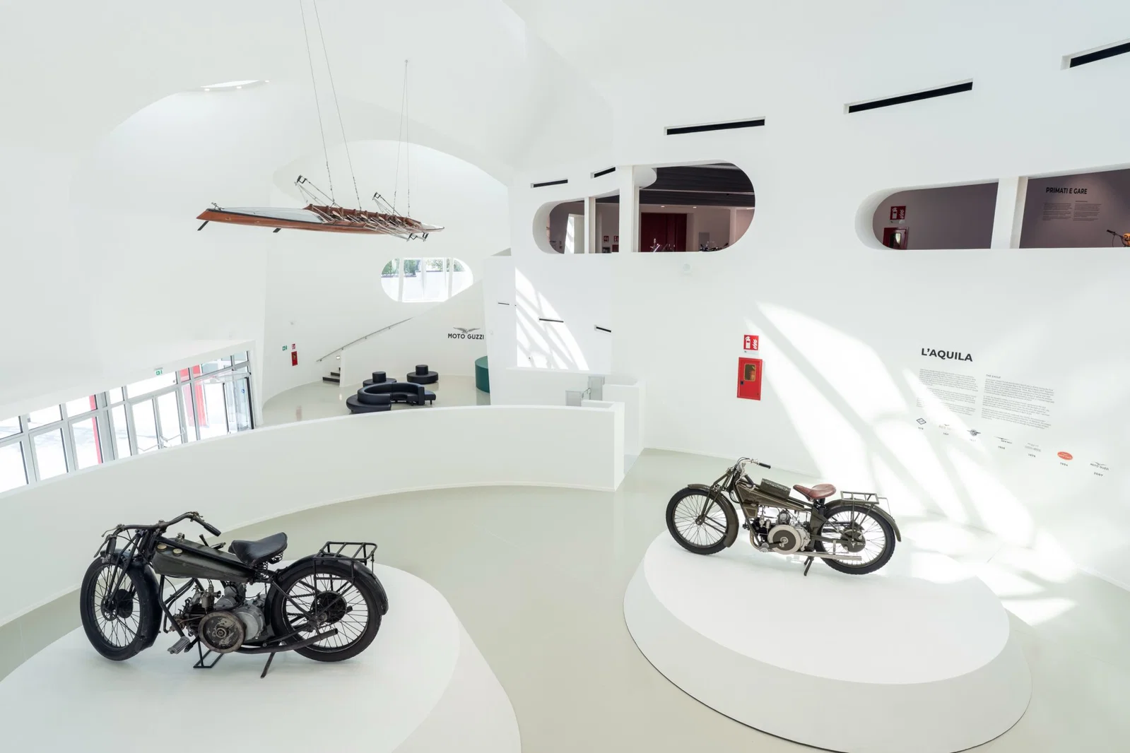 Quelques motos exposées à l'intérieur du nouveau Musée Moto Guzzi