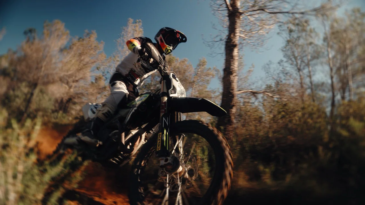 Une moto Triumph MX volant dans la terre