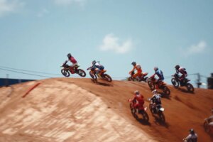 Triumph dévoile les coulisses de son programme de courses tout-terrain dans un nouveau documentaire