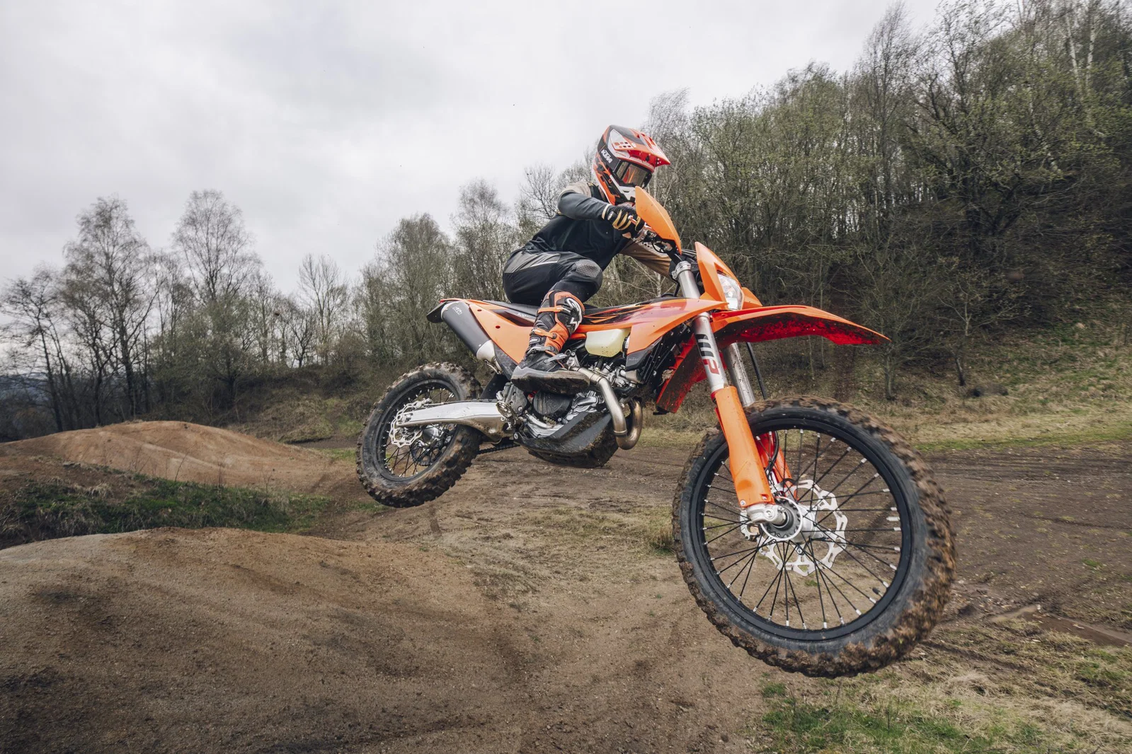Une moto d'enduro KTM 2027 en vol.