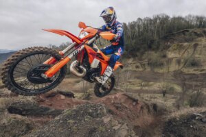 KTM lance une nouvelle campagne d'essais avec la gamme complète Enduro 2027 disponible