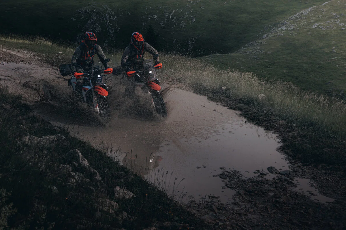 Vélos KTM 690 Rally tout-terrain.
