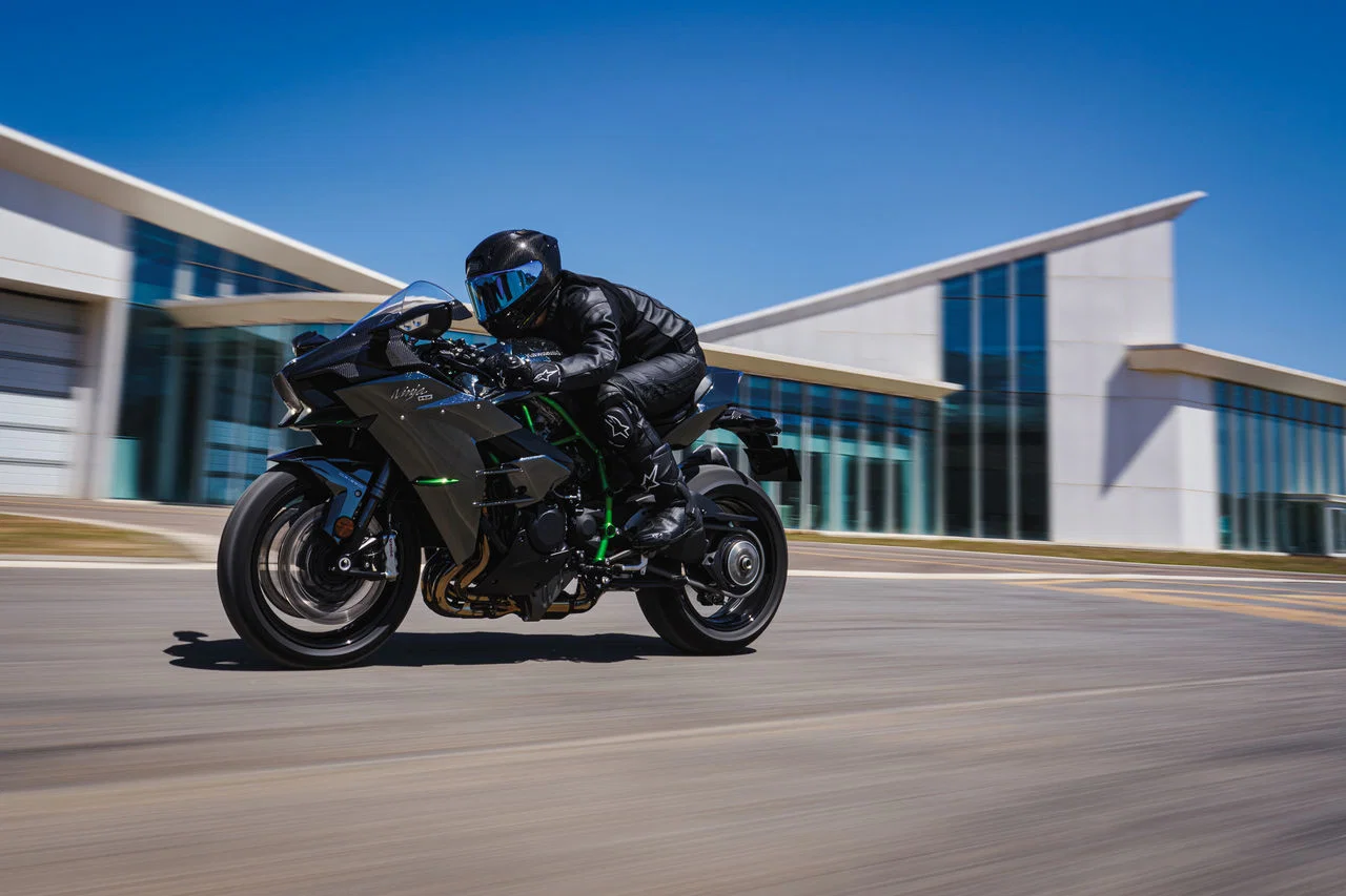 La Kawasaki Ninja H2 2027 en action.