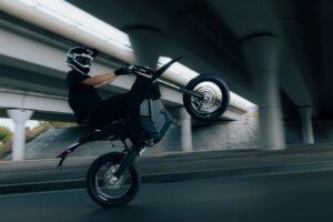 Stark Varg SM Sköll est une supermoto noire limitée de 80 ch