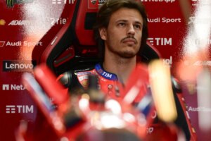 Le champion du WorldSBK en attente échappe à une grave blessure après l'accident de la Ducati 850cc