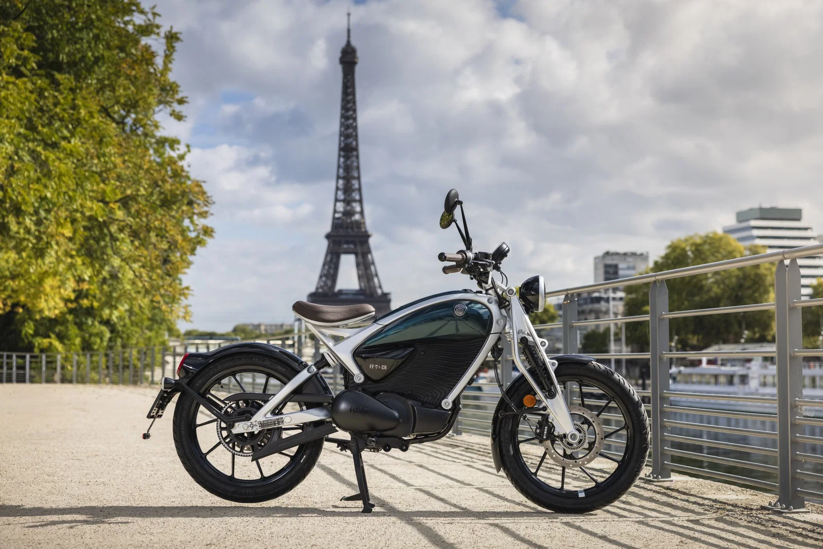 Royal Enfield Flying Flea devant la Tour Eiffel à Paris.