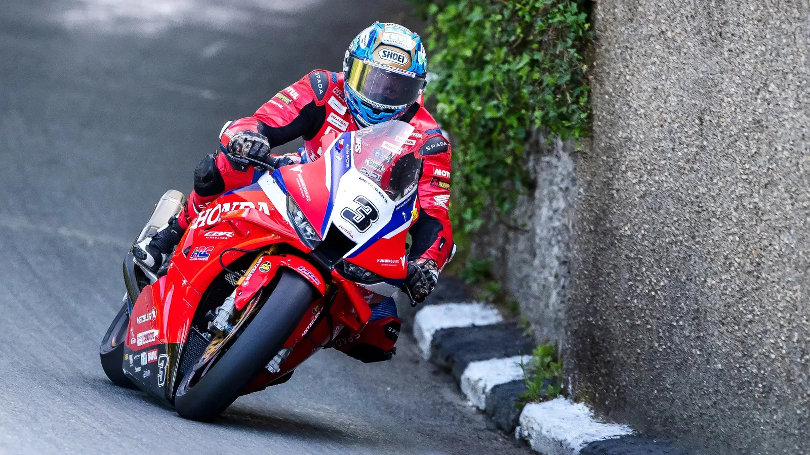 Dean Harrison en course au TT. Crédit : Île de Man TT.