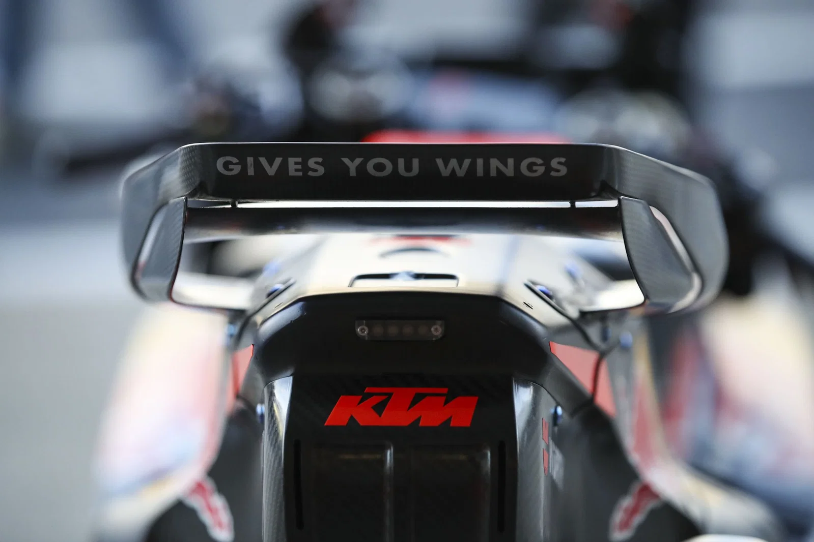 Arrière d'une KTM RC16. Crédit : Or et Oie.