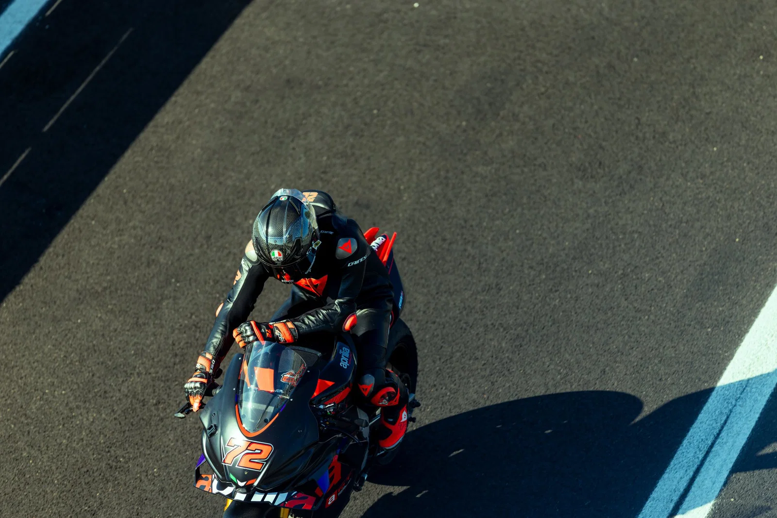 Marco Bezzecchi utilisant l'AGV Pista GP R3 à Misano.