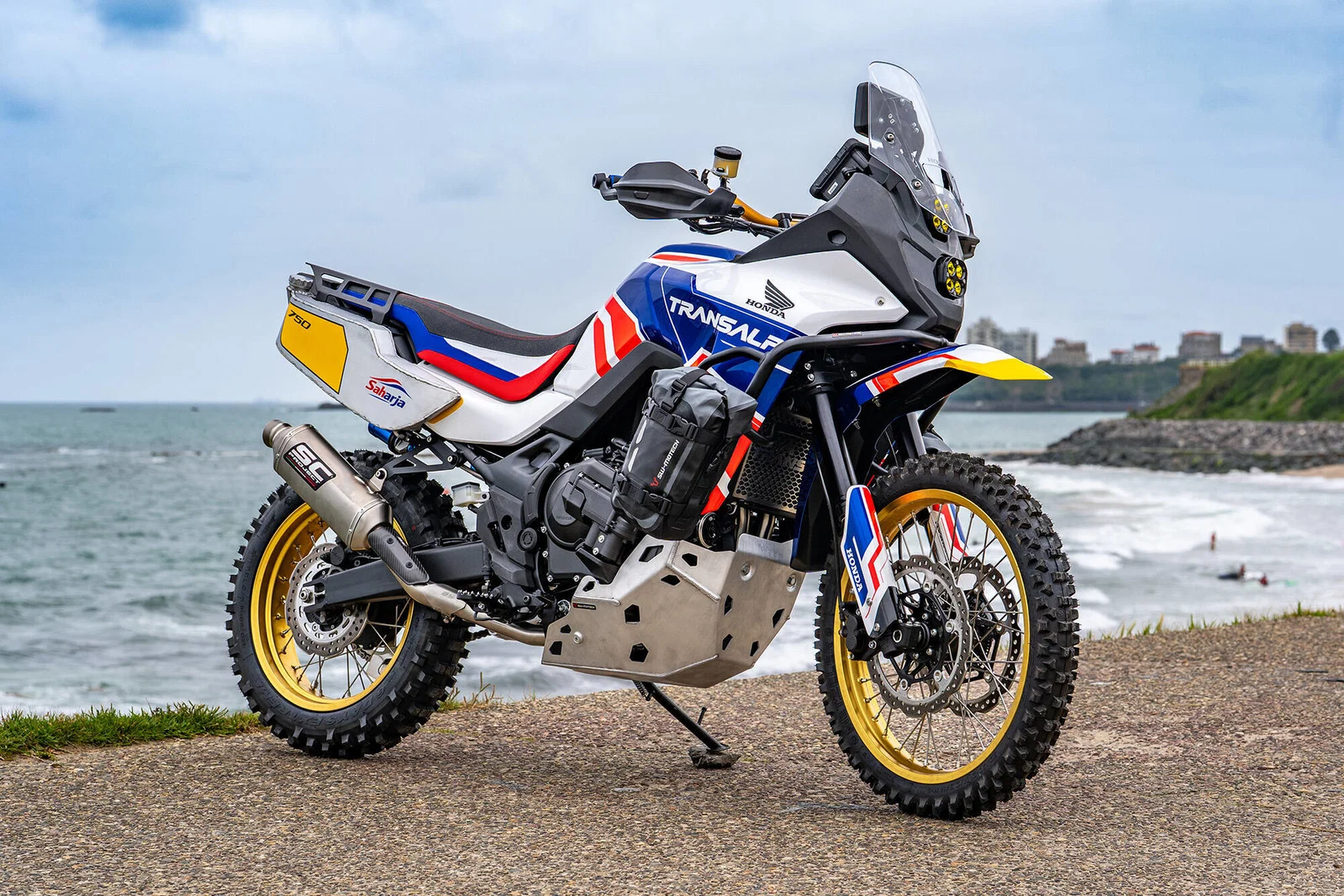 Honda XL750 Transalp avec un coloris Tricolor.