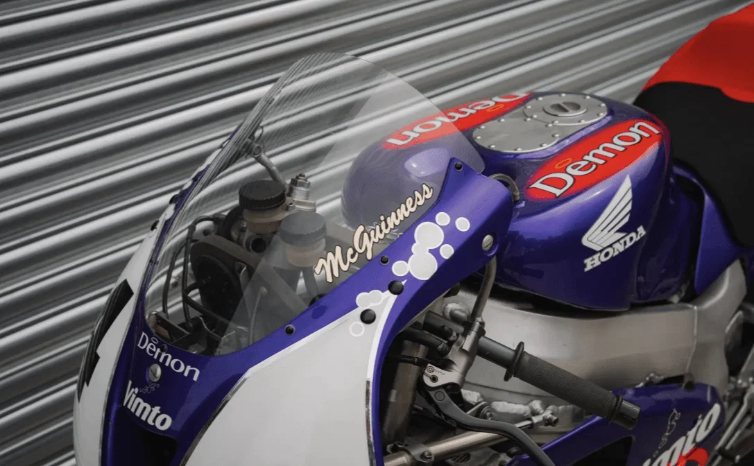 Vélo de course John McGuinness Vimto Honda de 2000. Crédit : Iconic Auctioneers.