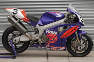 Une paire de vélos Joey Dunlop et John McGuinness Vimto Honda TT mis aux enchères