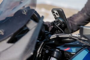 Le support de guidon Quad Lock Pro est doté d'une tête réglable pour les guidons difficiles à atteindre