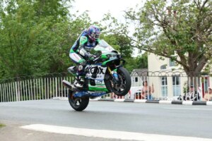 Le pilote du TT de l'île de Man reste hospitalisé un mois après l'incident du Classic TT