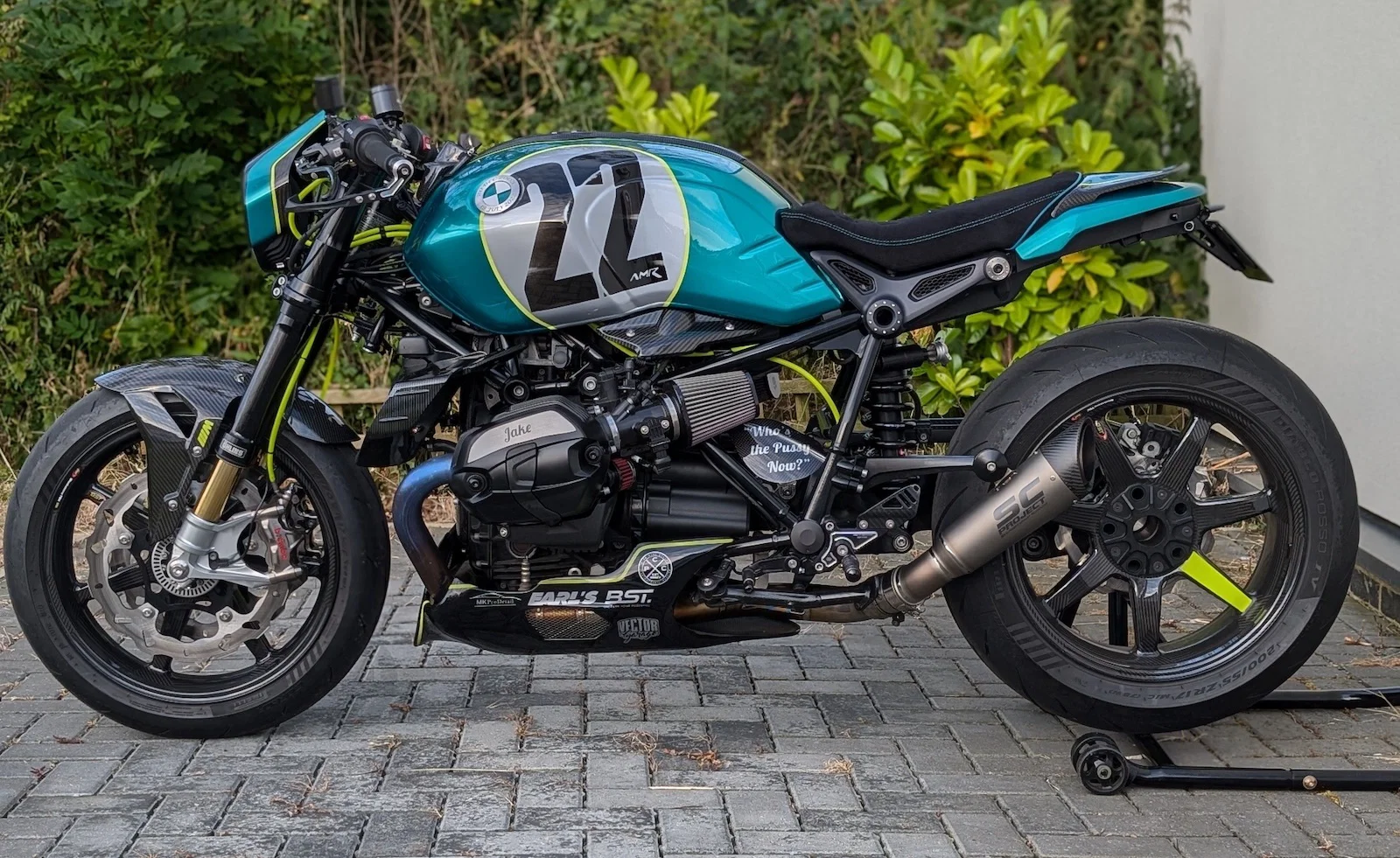 Un hommage personnalisé à la BMW R nine T Aston Martin F1