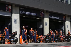 Le PDG de KTM révèle une solution de réduction des coûts pour le MotoGP après s'être fermement opposé à la règle du vélo unique