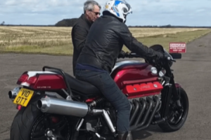 Allen Millyard regarde la Viper V10 se déchaîner lors du premier trajet du nouveau propriétaire
