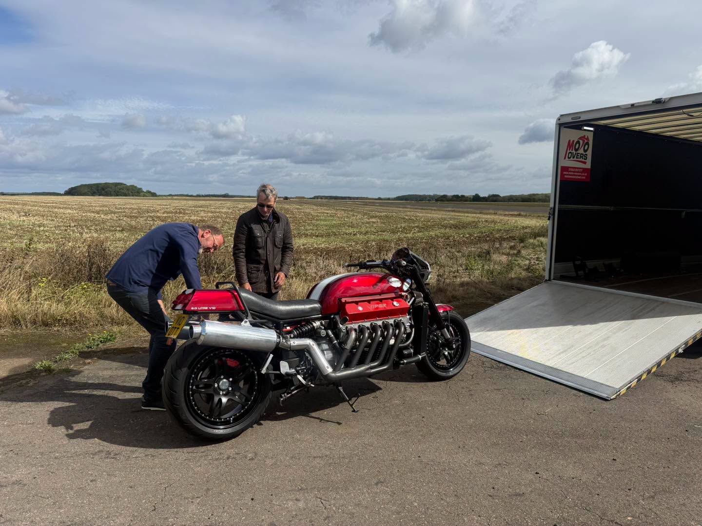 Allen Millyard, Tim Whittaker et la Viper V10. Crédit : Moto mover's/Facebook.
