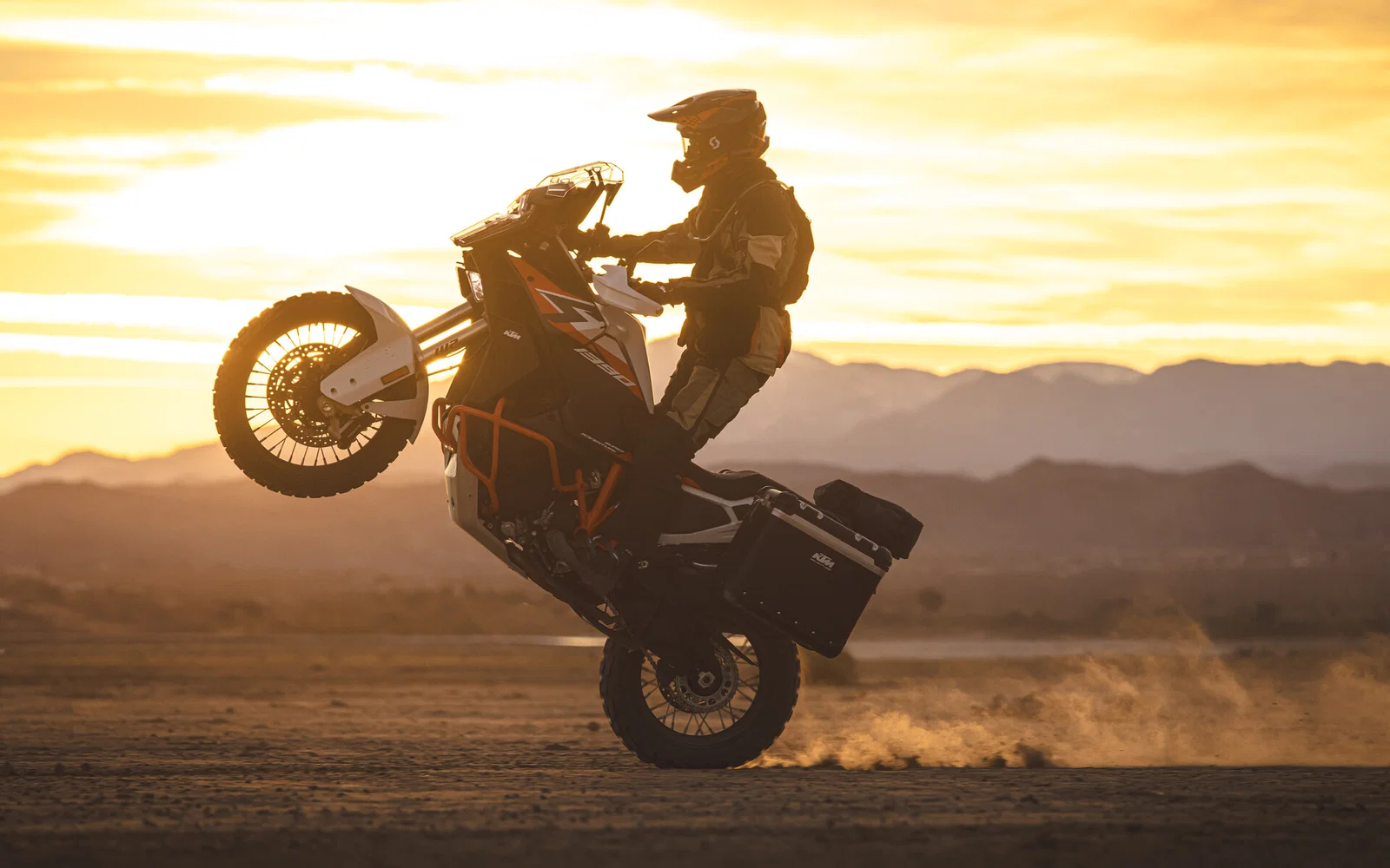 Une KTM 1390 Super Adventure R tirant un wheelie