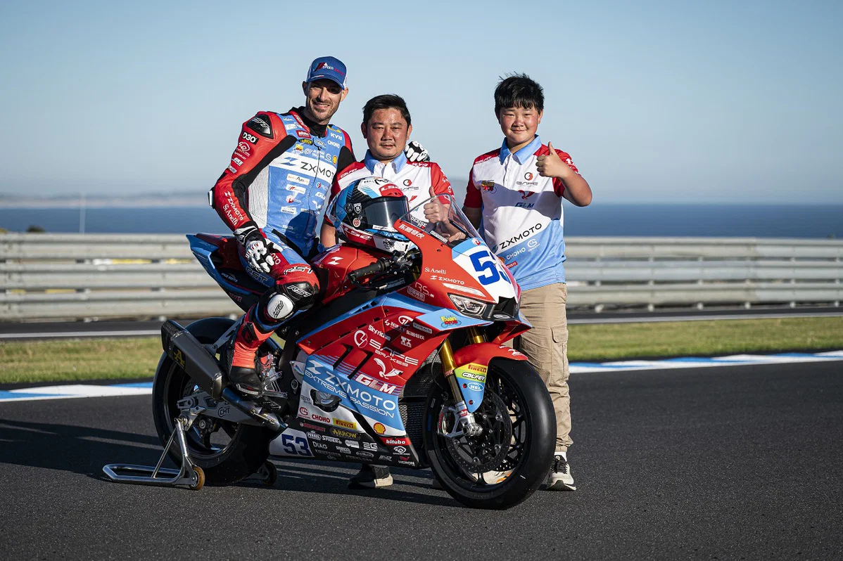 Zhang Xue, fondateur de ZXMoto (au centre)