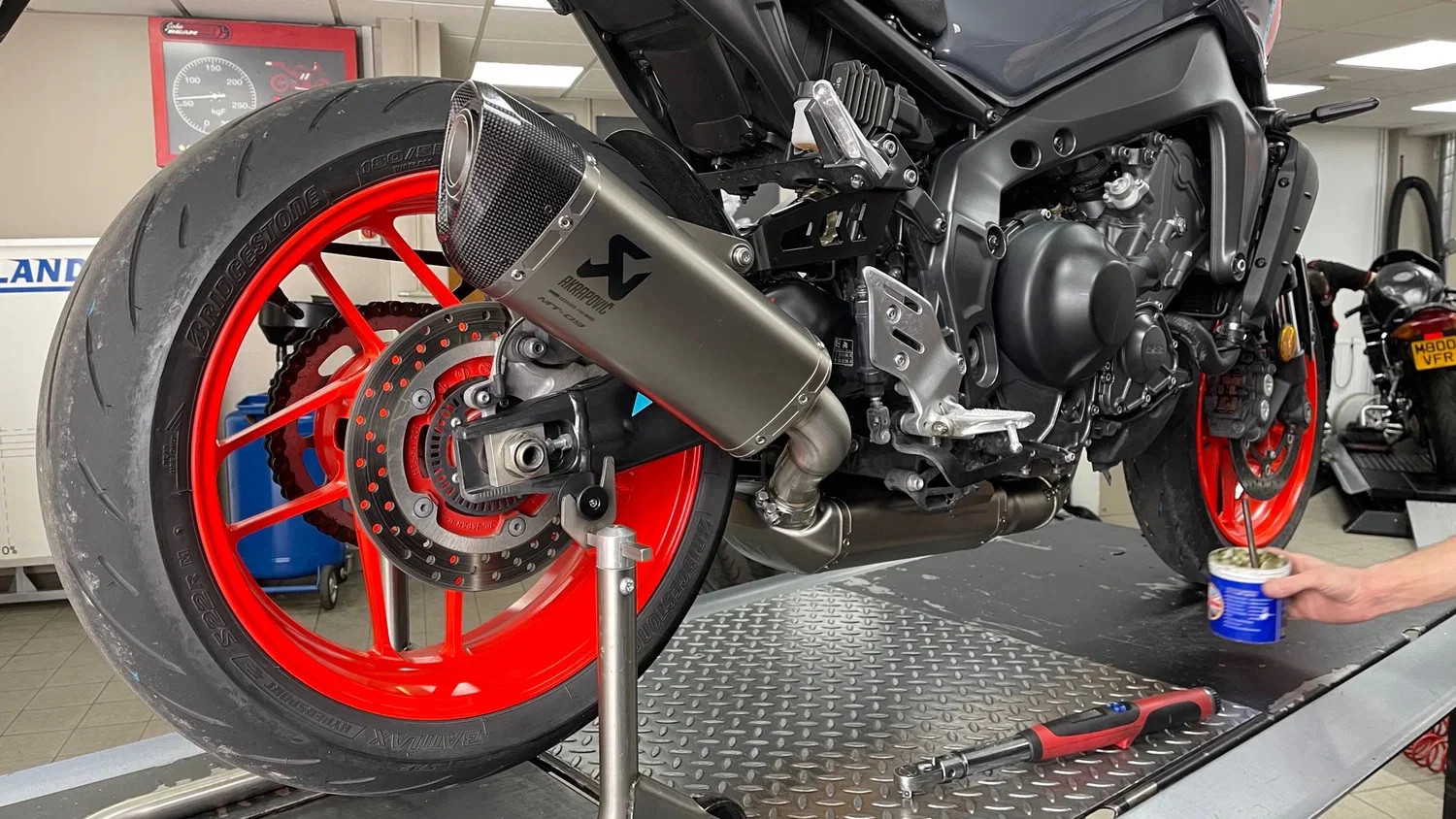 Un échappement Akrapovic installé sur un vélo