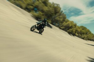 Le nouveau Stark Varg SM Sköll parcourt la piste ovale plus vite que la voiture de course Audi R8 du Mans