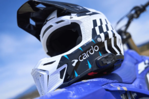 Le premier casque en maille intégré de motocross au monde de Cardo débarque au Royaume-Uni