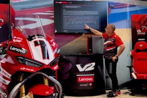 Lenovo dévoile un système de données de course alimenté par l'IA pour les pilotes du championnat junior Ducati Panigale V2