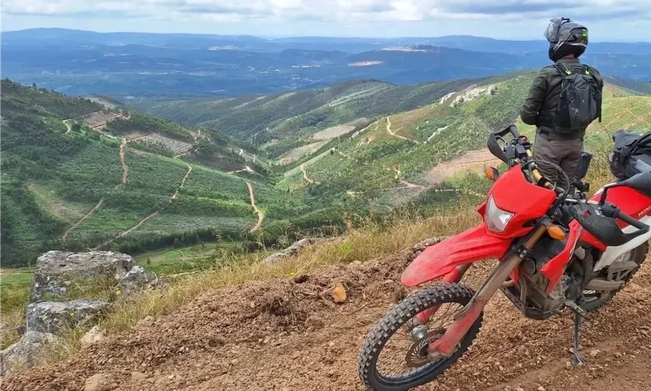 Joe, le père d'Oli, sur une aventure précédente | Image – OliMoto