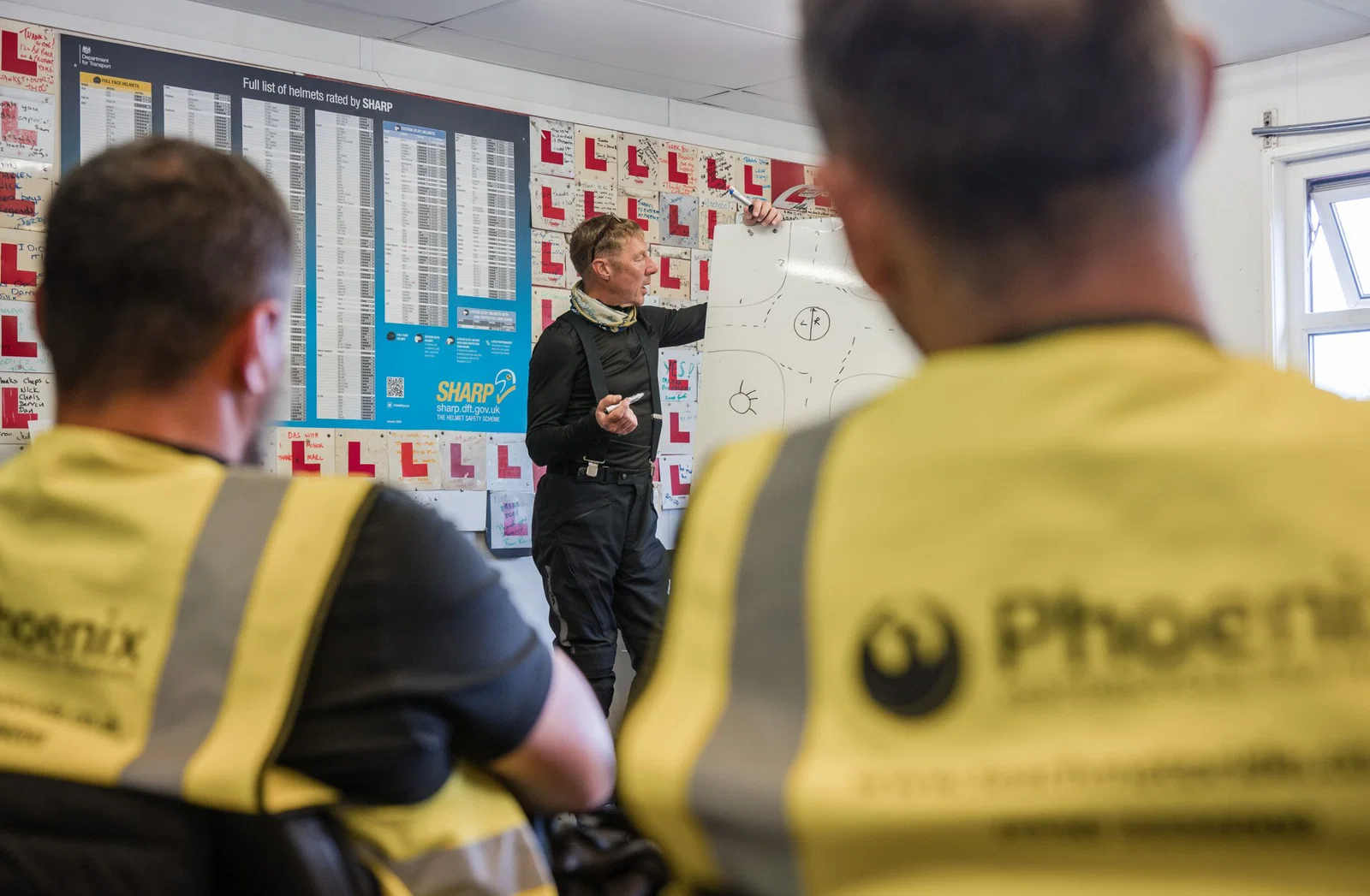 Formation moto se déroulant dans une salle de classe