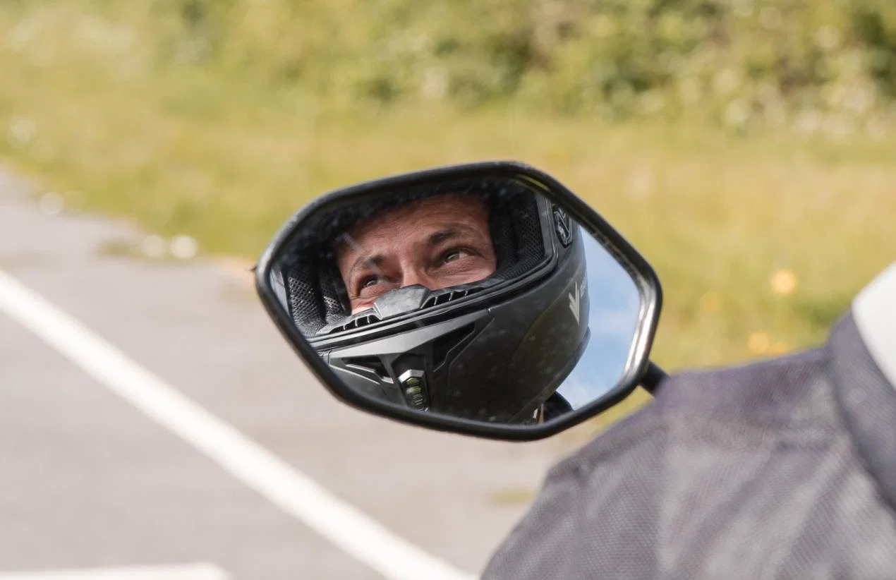 Le visage d'un pilote reflété dans un rétroviseur
