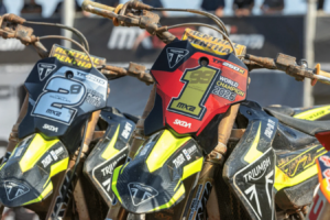 Triumph remporte son premier titre de champion du monde trois ans après ses débuts en motocross