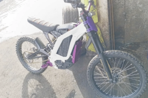 Vélos électriques confisqués par la police en vente sur le marché libre