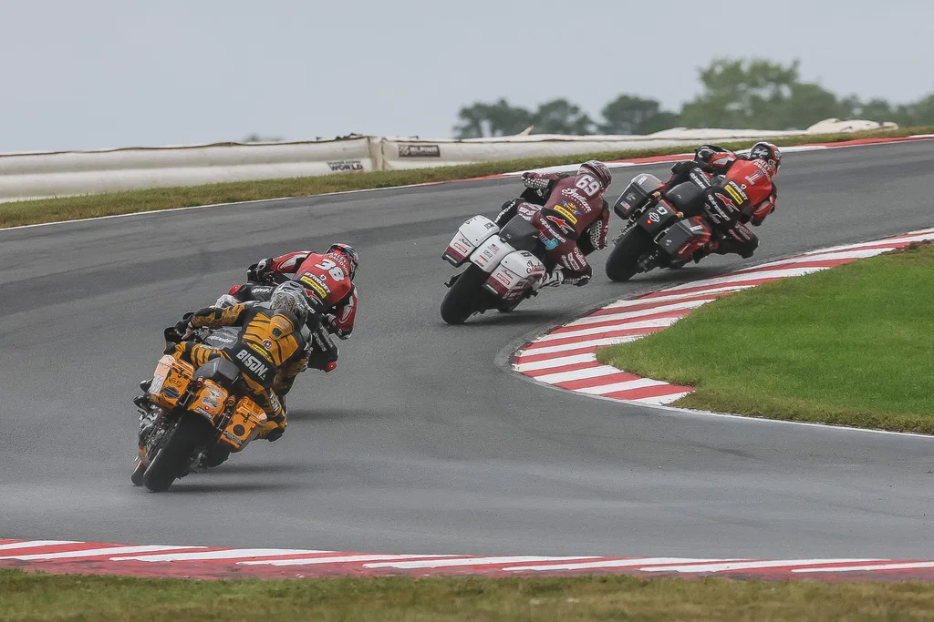Les baggers Harley-Davidson et Indian Motorcycle courent à KOTB.