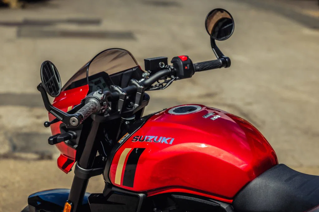 Le rouge audacieux Suzuki GSX-8TT