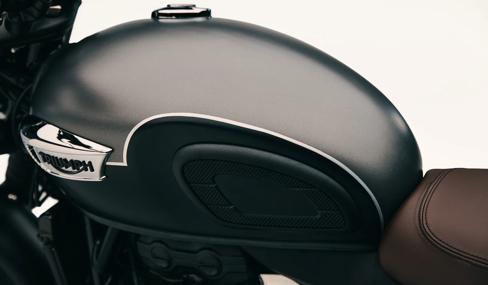 Les fines rayures finies à la main sur le réservoir de carburant de la Bonneville T40 Black