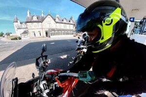 Les associations de motocyclistes exhortent le gouvernement à prolonger le gel des taxes sur les carburants