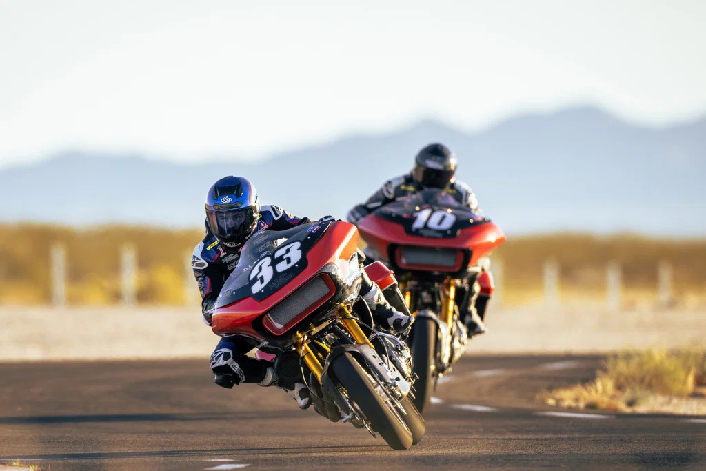 Les frères Wyman chevauchent des Harley-Davidson KOTB Road Glides d'usine en 2023.