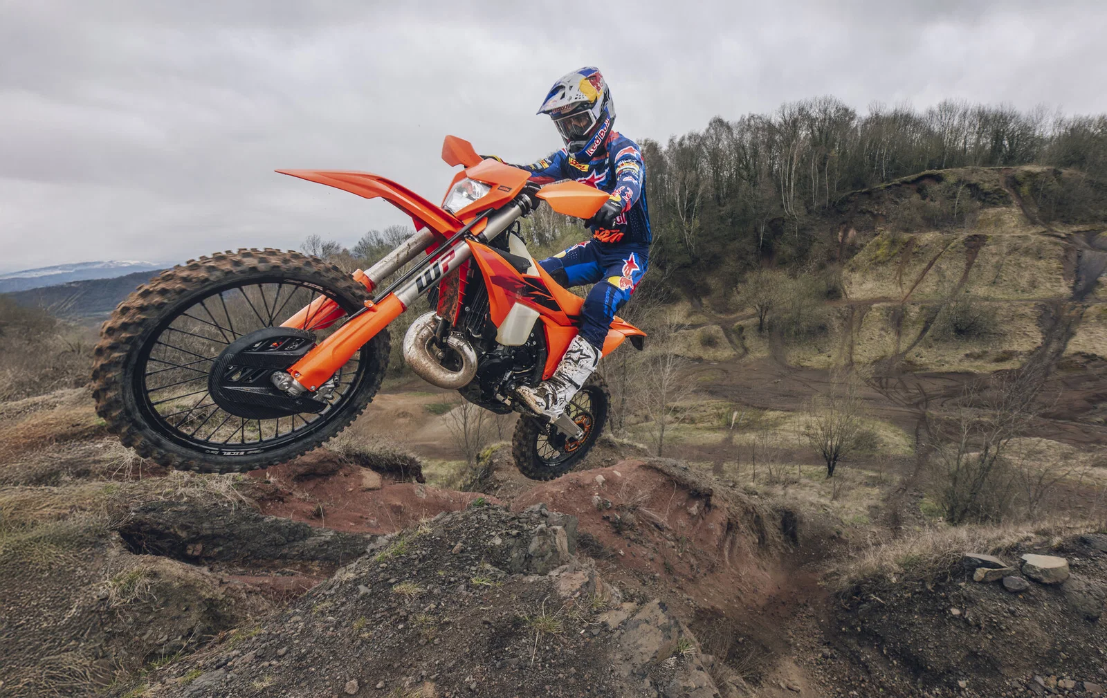 Moto KTM 300 EXC 2027 en action.