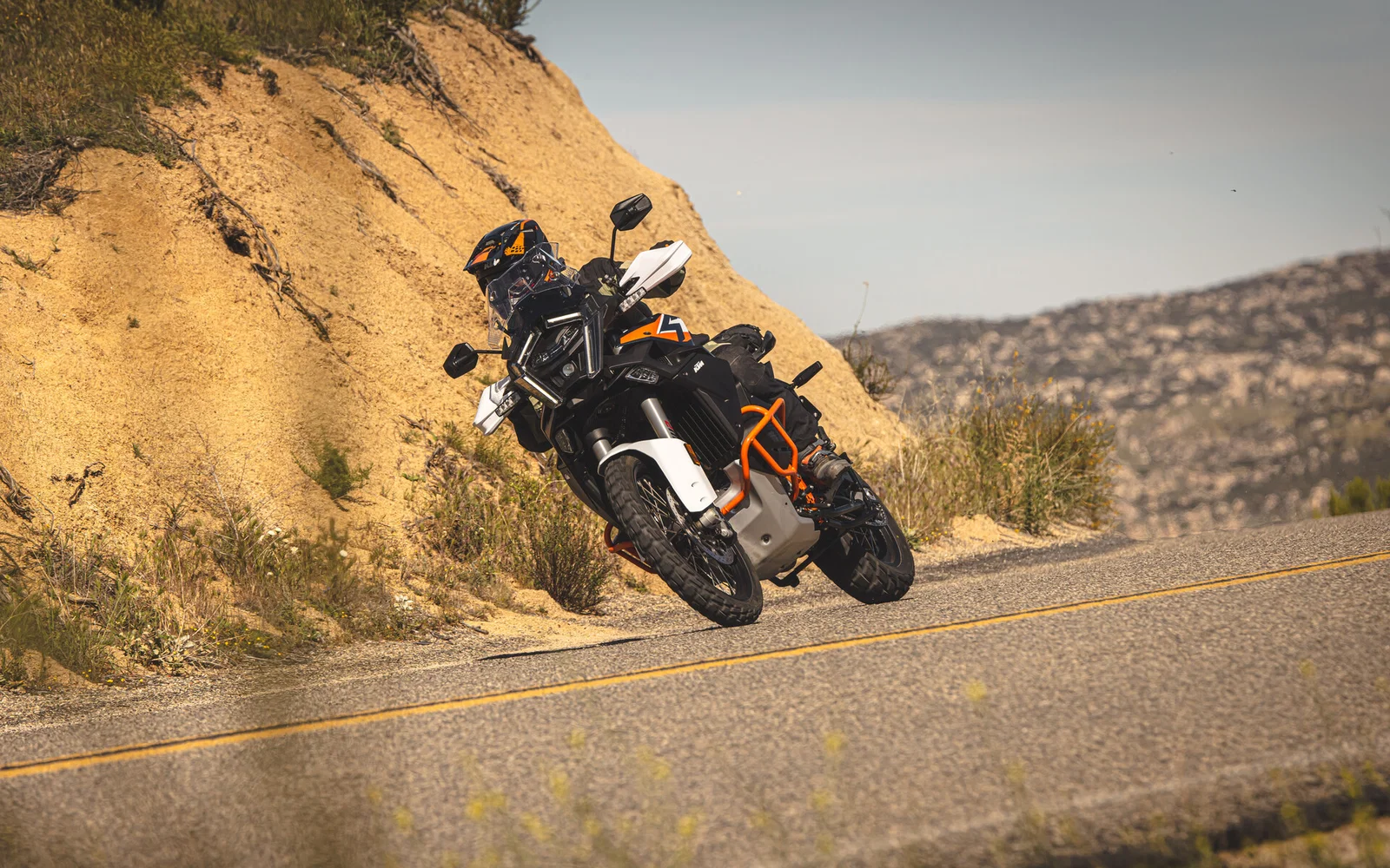 Une KTM 1390 Super Adventure R sur la route.