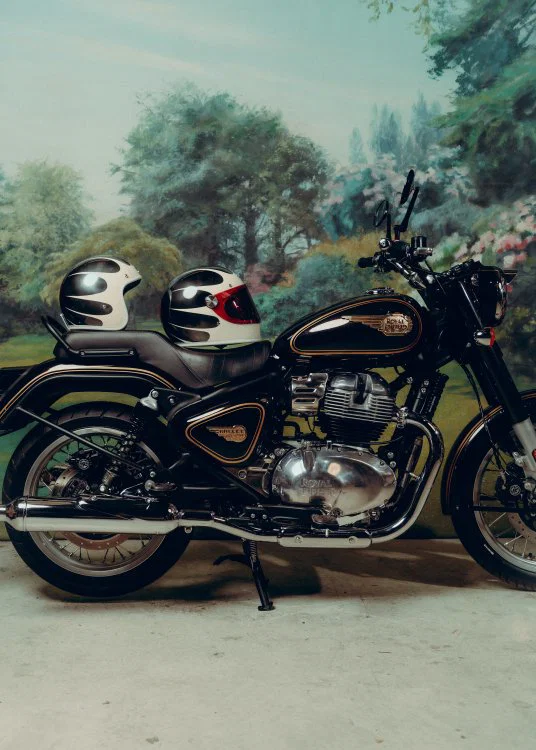 Casques Royal Enfield x Hedon avec une moto Bullet.