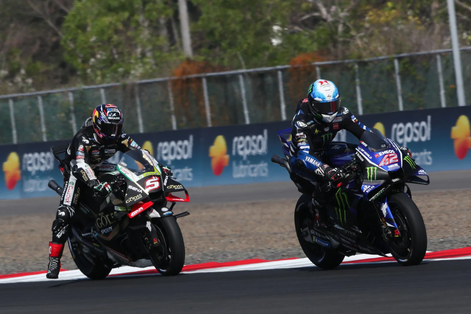 Alex Rins devant Johann Zarco de Honda à Mandalika. Crédit : Or et Oie.